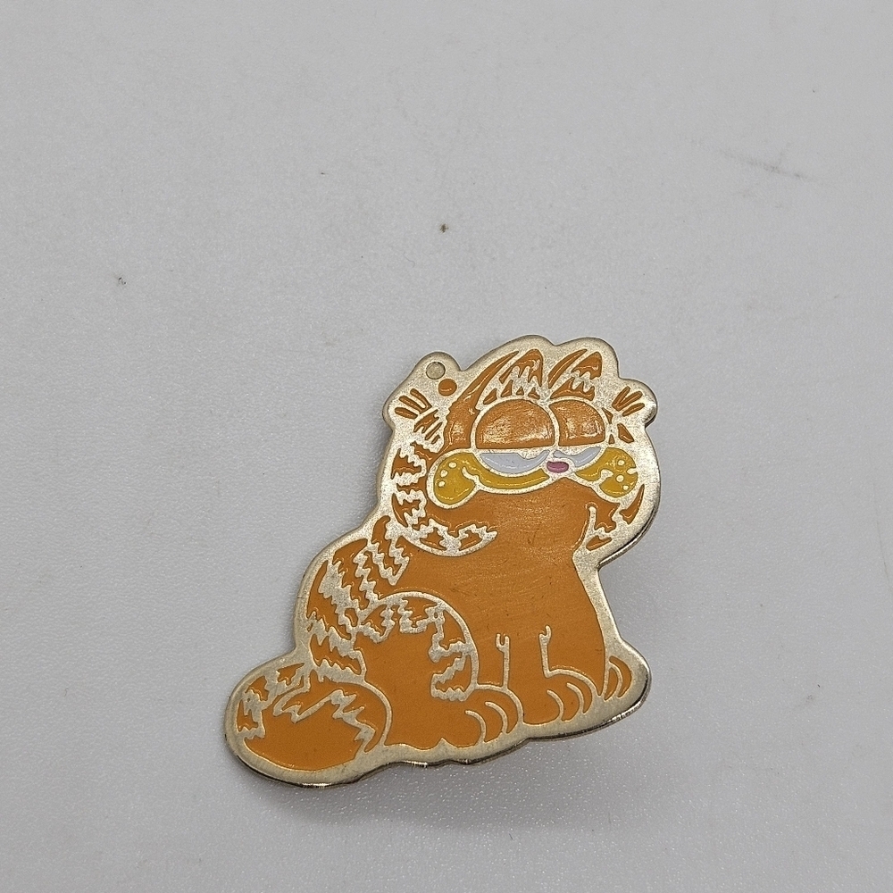 gold tone Garfield enamel pin